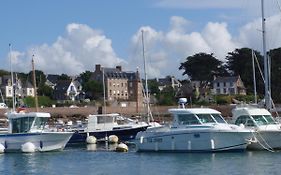 Studio les pieds dans l'eau au port de Ploumanac'h